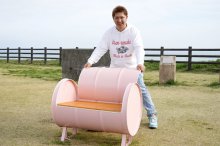 ベンチへ再生、郷土彩り　ドラム缶アーティスト　塙和広さん（３７）　【ひと模様】