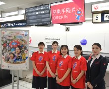 万博開幕でＪＡＬ　オリジナルＴシャツ着用　ミャクミャクあしらう　成田空港