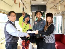 銚電、不要品を衣装に　犬吠駅前広場で披露　【ＳＤＧｓちば】