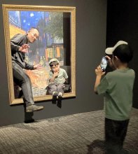「うごくゴッホのせかい」展、幕張で開幕　家族連れらでにぎわう　自画像まばたき、花びら舞うデジタルアートも