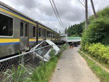 踏切でダンプと電車衝突　運転者重傷、３３本運休　山武