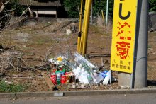 現場では献花、児童の姿も　八街児童５人死傷事故４年