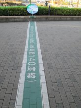 交通至便住みやすく　世界とつながる子午線表示　新鎌ケ谷駅（京成松戸線・東武野田線・北総鉄道線）・初富駅（京成松戸線）　【駅から２kmのおもしろ散歩　千葉地理学会】