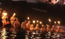 【動画あり】白装束８０人「大夜泳」　たいまつ掲げ豊穣祈る　南房総・白浜海女まつり