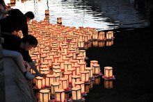 先祖供養の灯籠流し　市川の真間川