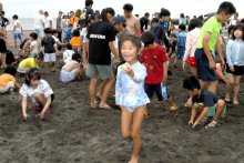 太東ビーチで宝探し　砂浜に埋まったカプセル　いすみ