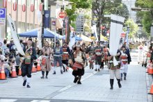 【写真複数あり】千葉の親子三代夏祭り　武者行列、よさこい熱気　威勢よくみこし渡御
