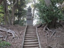 サツマイモ試作で史跡　康胤の首塚と伝わる五輪塔　京成幕張駅（京成線）　【駅から２ｋｍのおもしろ散歩　千葉地理学会】