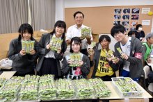 銚子電鉄「まずい棒」にメロンパン風味登場　千葉経大付高の生徒考案　「美味しくてごメロン（涙）」文化祭で約２千本完売