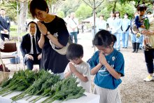 動物たちの魂追悼　来園者ら献花、手合わせる　市川市動植物園で慰霊祭