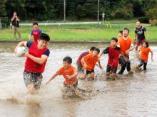 【動画あり】泥んこで豪快トライ！　市原で田んぼラグビー、１４チーム熱戦　