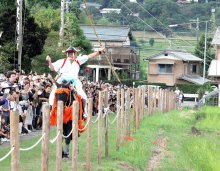 流鏑馬でコメ豊凶占う　矢に歓声、来年は「平年並み」　鴨川・吉保八幡神社