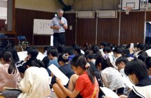戦中の児童生活“再現”　学校日誌参考に歴史学ぶ　船橋・法典小　郷土史家山本稔さん特別授業　【戦後８０年ちば】　