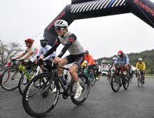 秋色の房総丘陵疾走　起伏に富む里山、海岸ルート　２０回記念、２４０人エントリー　ツール・ド・ちば２０２５