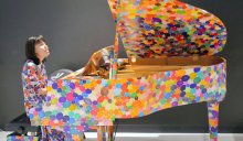 カラフルストリートピアノ登場！　盲目のシンガー弾き語り　アートと音楽、旅客を魅了　成田空港第３ターミナル