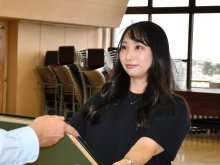 成田エクスプレスで白煙…モバイルバッテリー燃える　帰宅途中のＣＡが消火、訓練指導の経験生かし　市川市消防局感謝状