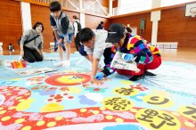 閉校でも未来は明るく　児童が記念アート制作　バルサミコヤスさん指導　勝浦・総野小