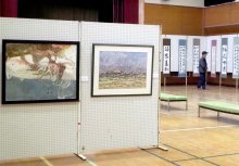 市民の力作１４０点　絵画、書道、工芸、写真　１６日まで袖ケ浦美術展