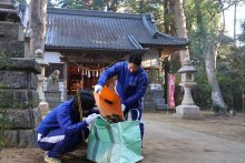 気持ちよく新年迎えて　東金、城国大野球部　必勝祈願の日吉神社清掃