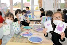 家族思い年賀状投かん　虹や動植物、個性豊かに　長生　【師走スケッチ２０２５】