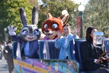 【写真多数】上戸彩さん「ズートピア２」ＰＲ　東京ディズニーランドにサプライズ登場　グッズ、フードなども展開中