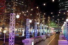 マクハリ冬の輝き　駅周辺Ｘマスムードに　千葉市　【師走スケッチ２０２５】