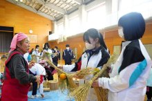収穫稲わらで正月飾り　婦人会講師に中学生挑戦　勝浦　【師走スケッチ２０２５】
