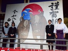 茂原高生が「大絵馬」描く　新年の縁起物、初詣客出迎え　白子神社　【師走スケッチ２０２５】