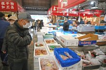歳末感謝、水産物ずらり　卸売市場、市民開放で活気　千葉市　【師走スケッチ２０２５】