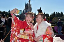 ミッキーら門出祝う　“新２０歳”未来見据え決意　ディズニーランドで成人式