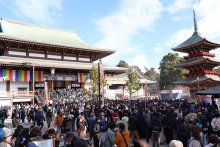 【写真多数】成田山新勝寺　初詣客でにぎわう　手を合わせ平穏な日々願う
