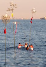 厳寒の海、梵天立て　木更津、五穀豊穣と大漁祈り