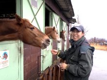 一体感と癒やし共有　乗馬や餌やり、触れ合い体験　富津マザー牧場　【房総うま物語】（１２）