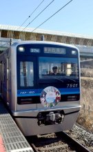 “ウマ娘トレイン”出発　北総鉄道　うま年機に「楽しんで」　白井駅ジャック　車内ポスターも