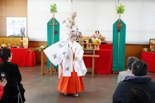 ビッグひな祭り成功祈願　開幕控え、みこ舞披露　勝浦