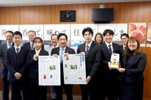 福島原発事故復興の「光と影」、世界へ発信　神田外語大生プロジェクト　私たちだからできることを　日英２言語新聞、ビール開発　【大震災ちば１５年】