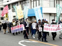 久留里線の存続訴えデモ　君津の住民団体、市長に要望書提出