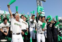 緑の大応援団、勝利呼ぶ　アルプス「次もいいプレーを」　専大松戸、初戦突破　第９８回選抜高校野球