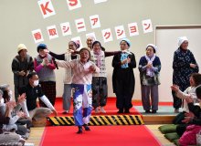 【写真複数】高齢者主役のファッションショー　思い出の服や装飾品で堂々ランウェイ　香取・さくら館