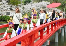 桜の下で華やかに　茂原公園で稚児行列　藻原寺の花まつり