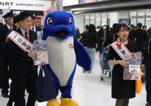 交通ルール徹底呼びかけ　新生活の外国人らに周知　成田空港署とＪＡＬ
