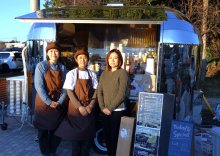 芝山町役場前にトレーラーカフェ　町民３人が営業「憩いの場に」　町内にカフェ少なく夢実現