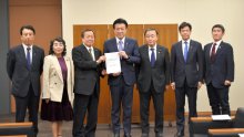 成田空港機能強化へ提言　官房長官に自民議連