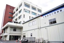 【速報】コンビニで１歳女児を蹴った疑い　自称５４歳の男を現行犯逮捕　市川