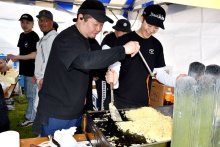 アサリの芳醇な味わい　漁師町の歴史、伝える一皿　浦安べか焼きそば（浦安市）　【房総グルメ探訪】（７）