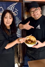 ヘルメット形焼きそば　ＳＮＳで話題、名物に　中華麺類の専門店「皐月」（香取市）　【房総グルメ探訪】（１１）