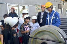 酒々井小児童、驚きと笑顔　安全運行の裏側、興味津々　郷土の交通学ぶ　京成電鉄宗吾車両基地見学　