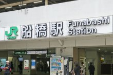 ＪＲ船橋駅で人身事故　快速電車にはねられ男性死亡　「ホームに人が飛び降りた」