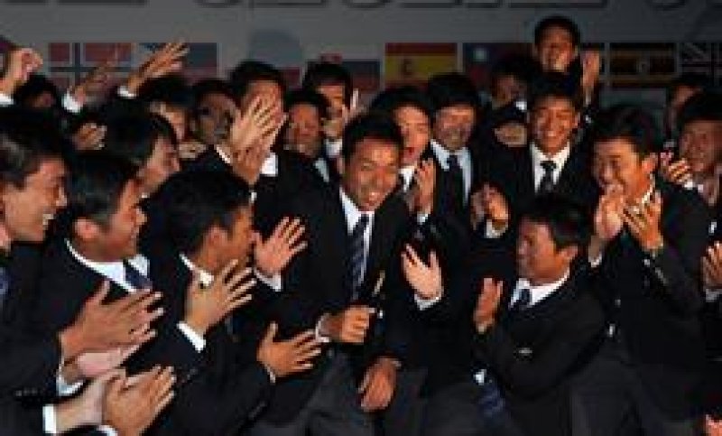 プロ野球ドラフト会議で巨人から４位指名され、チームメートに祝福される城西国際大の宇佐見選手（前列中央）＝１０月２２日、東金市求名