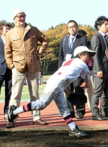 子どもたちに助言しながら練習風景を見て回る長嶋さん＝昨年１１月、佐倉市岩名
